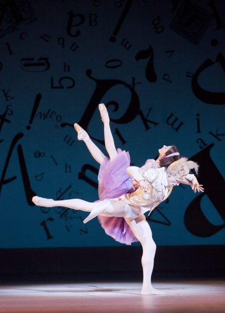 El Royal Ballet de Londres estrena ballet: Alicia en el País de las Maravillas